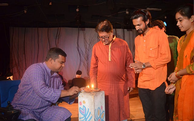 রাসেলের গড়া তীরন্দাজ নাট্যদলের এক আয়োজনে এসেছিলেন নাট্যব্যক্তিত্ব মামুনুর রশীদ