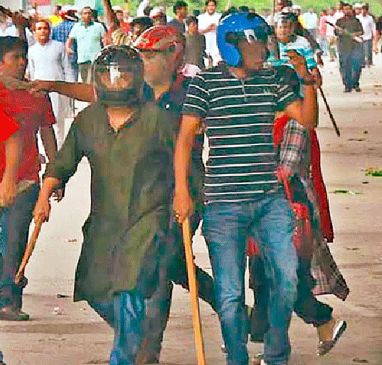 মোটরসাইকেল না চালালেও তরুণেরা এখন রাস্তায় নামলেই হেলমেট পরছেন