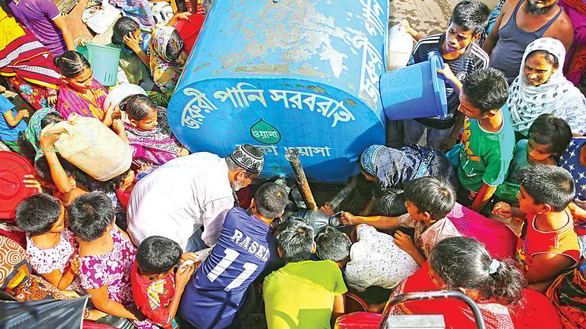 ঢাকার অনেক এলাকায় বিশুদ্ধ পানির সংকট চলছে। প্রথম আলো ফাইল ছবি