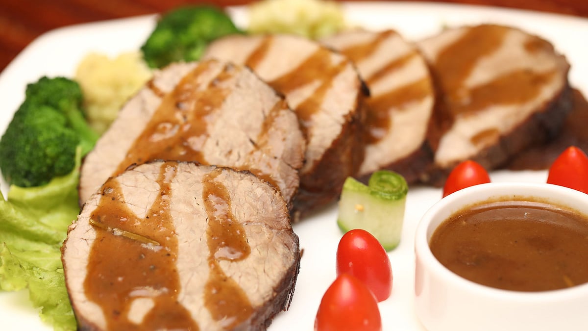 রোস্টেড বিফ উইথ গ্রেভি সস