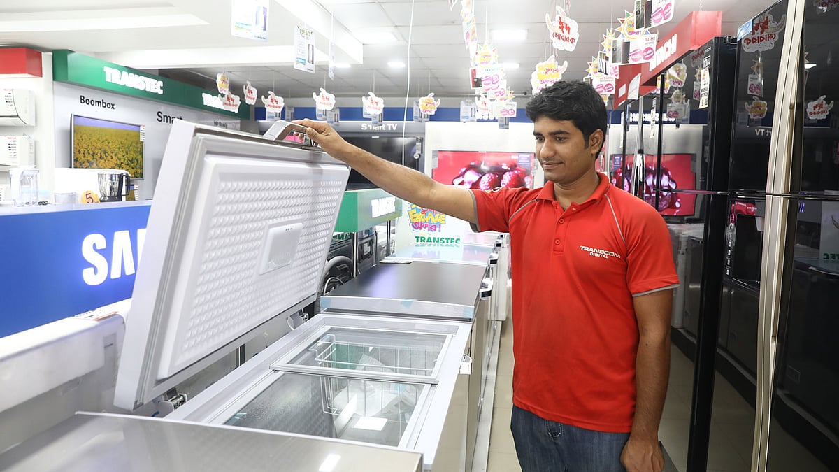 এ সময়ে ফ্রিজ, িডপ ফ্রিজের চাহিদা বাড়ে, বাজারেও আসে নতুন নতুন ফ্রিজ। কৃতজ্ঞতা: ট্রান্সকম ডিজিটাল, ছবি: নকশা