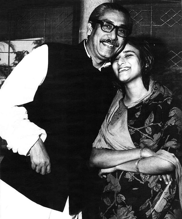 কন্যা শেখ হাসিনার সঙ্গে হাস্যোজ্জ্বল বঙ্গবন্ধু। ছবি: দিলীপ ব্যানার্জি