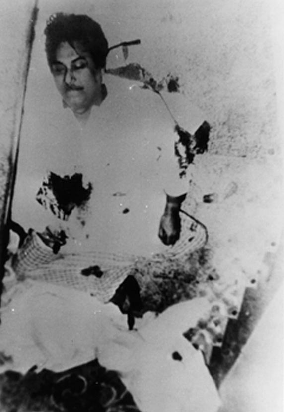 ৩২ নম্বরের বাড়ির সিঁড়িতে গুলিবিদ্ধ বঙ্গবন্ধু শেখ মুজিবুর রহমান। ছবি: সংগৃহীত