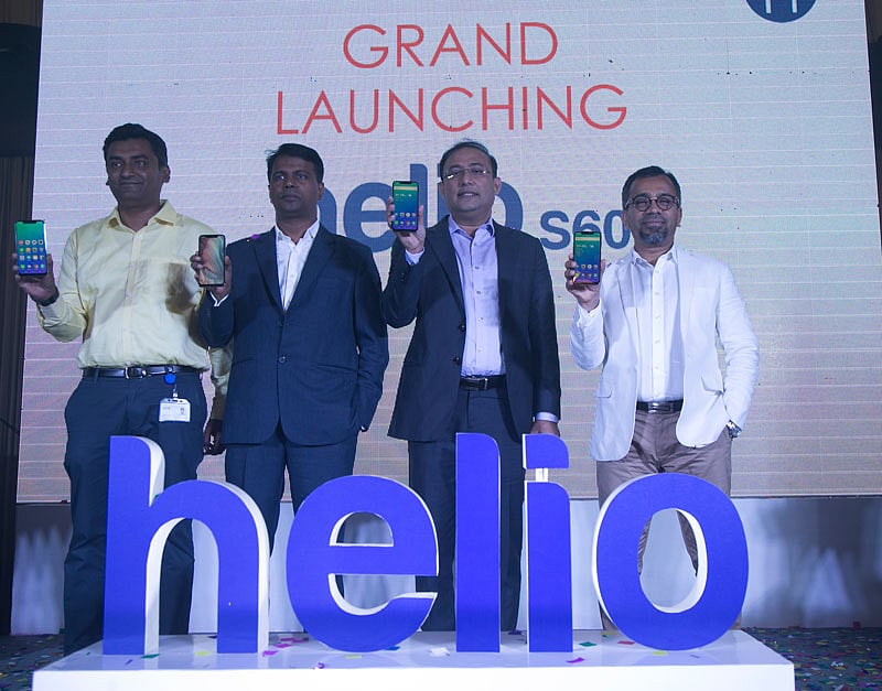 হ্যালিও এস ৬০ ফোন উদ্বোধন করেন এডিসন গ্রুপের কর্মকর্তারা। ছবি: সংগৃহীত।