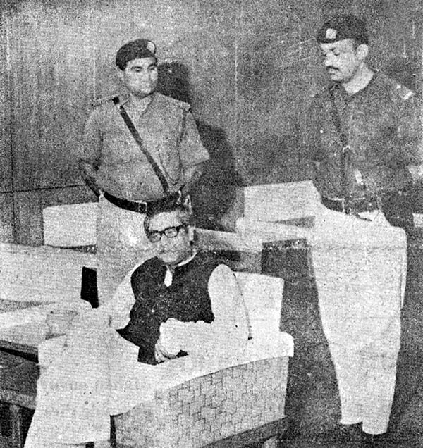 ১৯৭১ সালে পাকিস্তানি বাহিনীর হাতে বন্দী অবস্থায় বঙ্গবন্ধু শেখ মুজিবুর রহমান। ছবি: সংগৃহীত