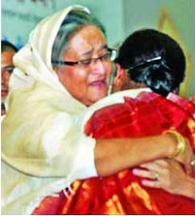 ২০১২ সালের জুলাই মাসে প্রকাশিত হয় ‘অসমাপ্ত আত্মজীবনী: শেখ মুজিবুর রহমান’ নামের গ্রন্থ। প্রকাশনা অনুষ্ঠানে আবেগাপ্লুত প্রধানমন্ত্রী শেখ হাসিনা ও শেখ রেহানা। ছবি: বাসস