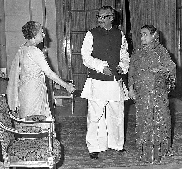 বঙ্গবন্ধু ও শেখ ফজিলাতুন্নেছা মুজিবের সঙ্গে ইন্দিরা গান্ধী। ছবি: সংগৃহীত