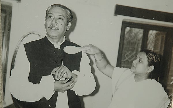 বঙ্গবন্ধুর সঙ্গে শেখ ফজিলাতুন্নেছা মুজিব। ছবি: সংগৃহীত
