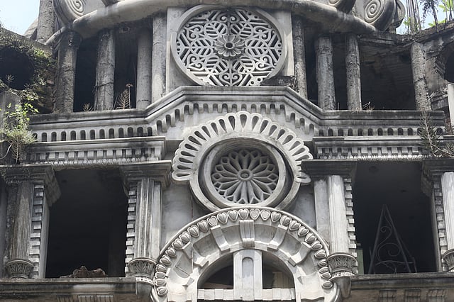 লতা-পাতা, ফুল, পশুপাখি ইত্যাদি নানা মোটিফ প্রাধান্য পেয়েছে এই ব্যতিক্রধর্মী স্থাপত্যকর্মে।