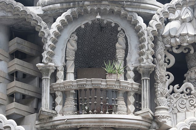 বাড়িটির নকশা অত্যন্ত জটিল। পুরো বাড়িটিই নকশায় মোড়া।