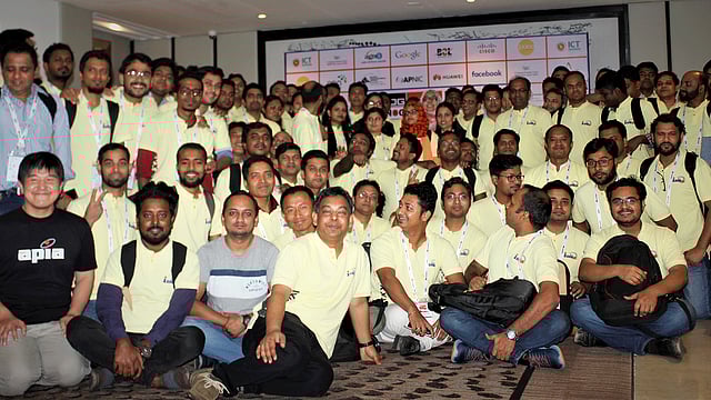 বাংলাদেশে সাউথ এশিয়ান নেটওয়ার্ক অপারেটরস গ্রুপের (সেনগ) ৩২ তম সম্মেলন ২ আগস্ট থেকে শুরু হয়। একই সঙ্গে শুরু হয় বিডিনগ ৯ সম্মেলন। এতে দেশ বিদেশের প্রকৌশলীরা অংশ নেন। ছবি: সংগৃহীত