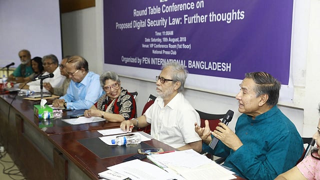 জাতীয় প্রেসক্লাবে ‌প্রস্তাবিত ডিজিটাল নিরাপত্তা আইন নিয়ে গোলটেবিল আলোচনার আয়োজন করে পেন ইন্টারন্যাশনাল বাংলাদেশ। ছবি: প্রথম আলো