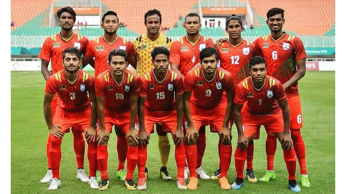 বাংলাদেশ জাতীয় ফুটবল দল ও কোচিং স্টাফ। ছবি: সংগৃহীত
