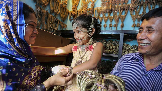 দোকানেই অলংকার কিনে সেজেছে এই শিশু। সম্প্রতি ঢাকার সাভার উপজেলার ভাকুর্তা ইউনিয়নের কাইশার চর এলাকায়।  ছবি: জাহিদুল করিম