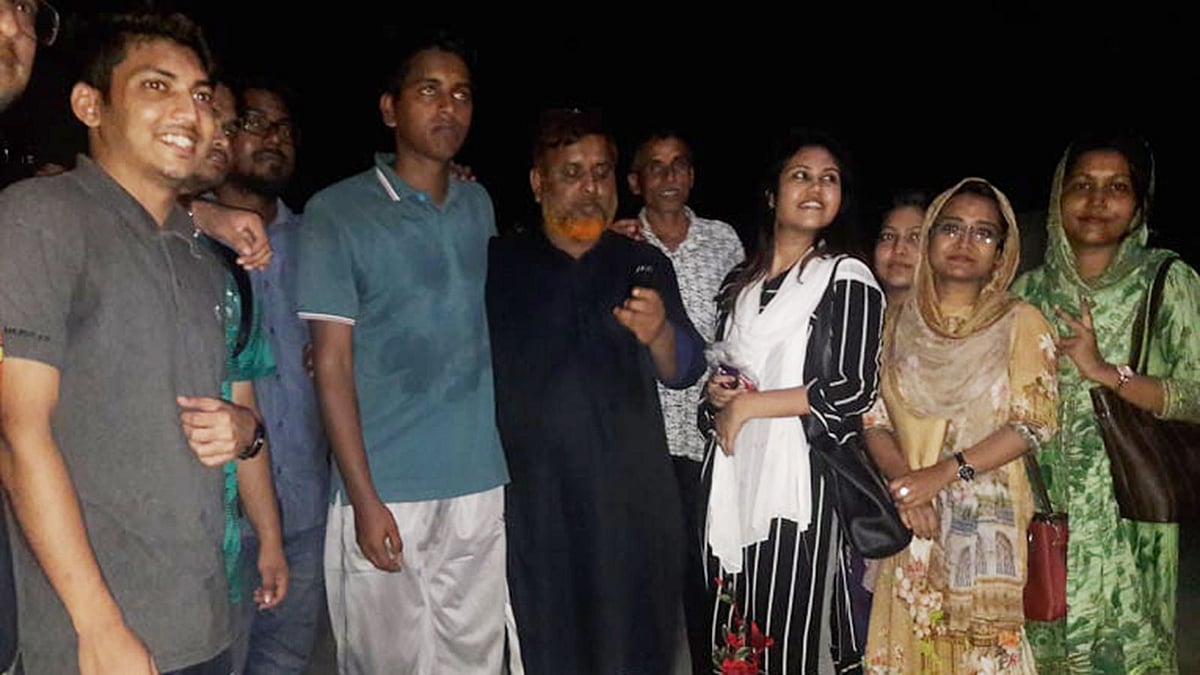 ঢাকা কেন্দ্রীয় কারাগার থেকে জামিনে বেরিয়ে আসা শিক্ষার্থীরা তাঁদের স্বজনদের সঙ্গে। ১৯ আগস্ট ২০১৮। ছবি: ইকবাল হোসেন, কেরানীগঞ্জ