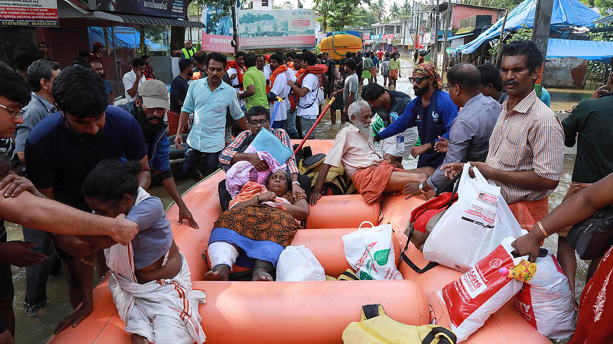 কেরালা রাজ্যের প্রত্যন্ত অঞ্চলে এখনো পানিবন্দী হয়ে আছে মানুষ। তাঁদের নিরাপদ স্থানে নিয়ে যাচ্ছেন উদ্ধারকারী দলের সদস্যরা। ভারত, ১৯ আগস্ট। ছবি: এএফপি