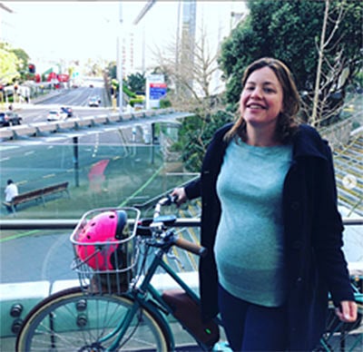 অন্তঃসত্ত্বা হওয়ার পরই সাইকেল নিয়ে মন্ত্রী জুলি। ছবি: ইনস্টাগ্রাম থেকে নেওয়া