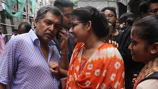 ছেলে জাহিদুল হকের জামিন হওয়ার পর বাবা ফোনে সেই খবর স্বজনদের জানান। পাশে হাস্যোজ্জ্বল জাহিদুলের বোন। সিএমএম কোর্ট, ১৯ জুলাই। ছবি: দীপু মালাকার