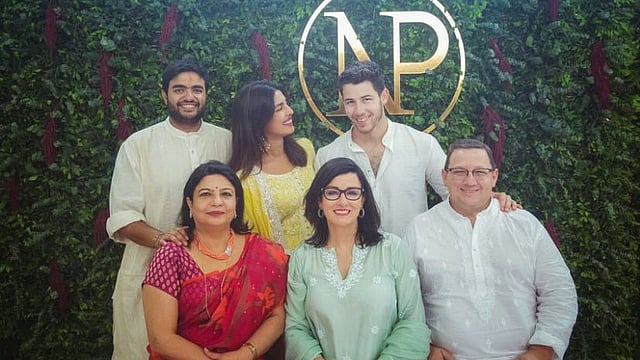 মা মধু চোপড়া, ভাই সিদ্ধার্থ চোপড়া, হবু শ্বশুর-শাশুড়ি ডেনিস ও কেভিন জোনাস সিনিয়রের সঙ্গে প্রিয়াঙ্কা চোপড়া ও নিক জোনাস