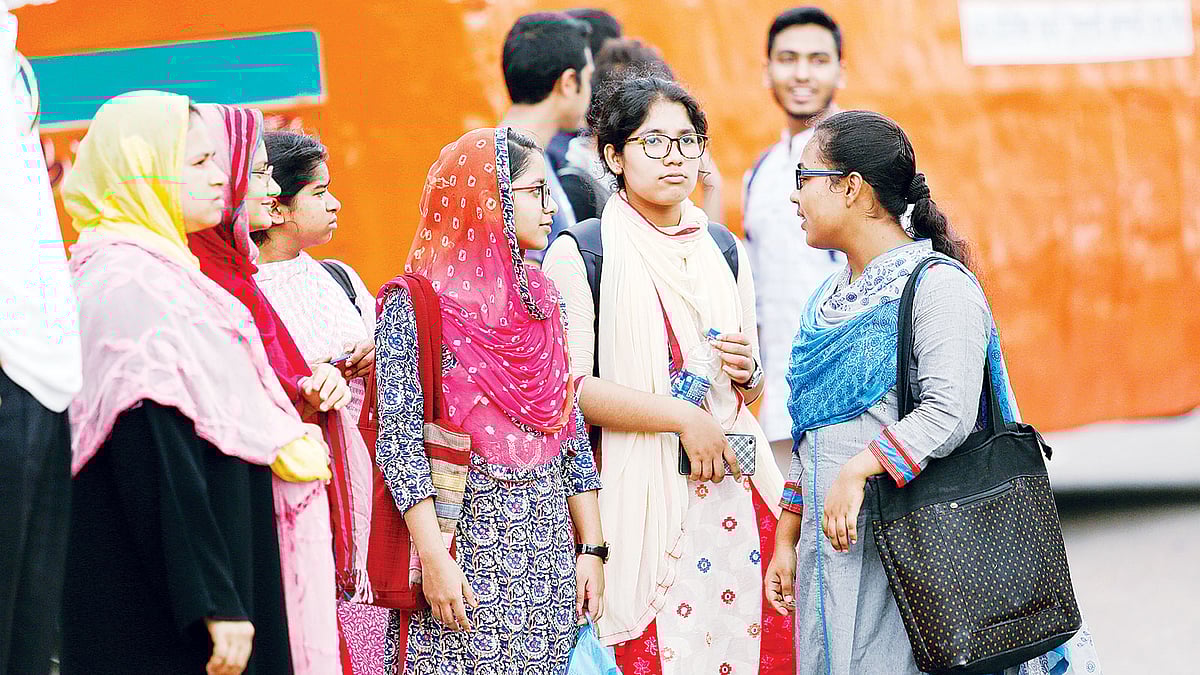 দীর্ঘ অপেক্ষার পরও অনেক সময় বাসে উঠতে পারেন না নারীরা। ছবি: সুমন ইউসুফ