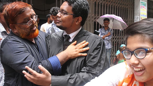 জামিনে খুশি ইস্ট ওয়েস্ট বিশ্ববিদ্যালয়ের ফার্মেসি বিভাগের ছাত্র মুশফিকুর রহমানের বাবা মাহবুবুর রহমান (বাঁয়ে) ও সাউথইস্ট বিশ্ববিদ্যালয়ের ছাত্র জাহিদুল হকের বোন জাফরিন হক। সিএমএম কোর্ট, ১৯ আগস্ট। ছবি: দীপু মালাকার