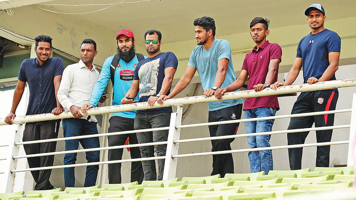 নালিশ জানাতে বিসিবি কার্যালয়ে ব্রাদার্সের ক্রিকেটাররা। ছবি: প্রথম আলো