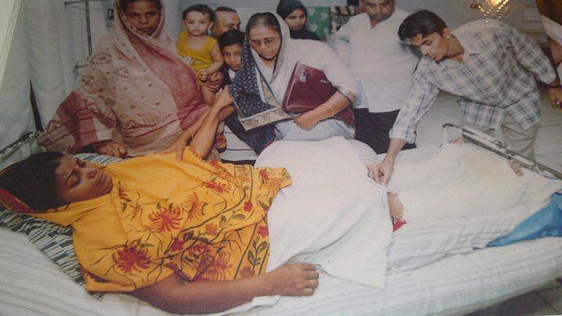 একুশে আগস্টের বর্বর হামলায় আহত হয়ে হাসপাতালের বিছানায় নীলা চৌধুরী। ছবি: সংগৃহীত