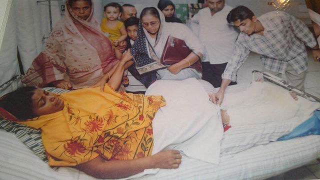 একুশে আগস্টের বর্বর হামলায় আহত হয়ে হাসপাতালের বিছানায় নীলা চৌধুরী। ছবি: সংগৃহীত