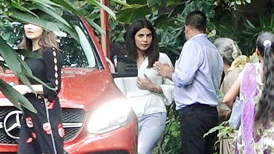 সেন্ট ক্যাথরিন’স অনাথ আশ্রমের বাইরে প্রিয়াঙ্কা চোপড়া