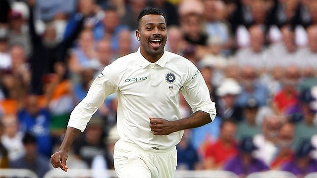 ২৯ বলের এক আগুনঝরা সুইং প্রদর্শনীর স্পেলে পান্ডিয়া একাই ইংলিশদের ৫ উইকেট নিয়েছেন। ছবি : এএফপি