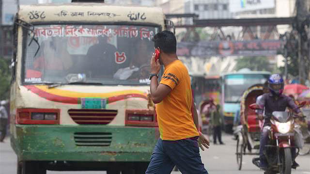 একটু দূরেই পদচারী-সেতু। তা ব্যবহারের গরজ নেই পথচারীর। মতিঝিল, ঢাকা। ছবি: আবদুস সালাম