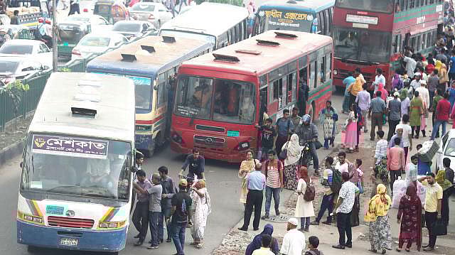 শিক্ষার্থীদের আন্দোলনের পর সড়কে আবার বিশৃঙ্খলা ফিরে এসেছে। ঢাকা। ছবি: প্রথম আলো