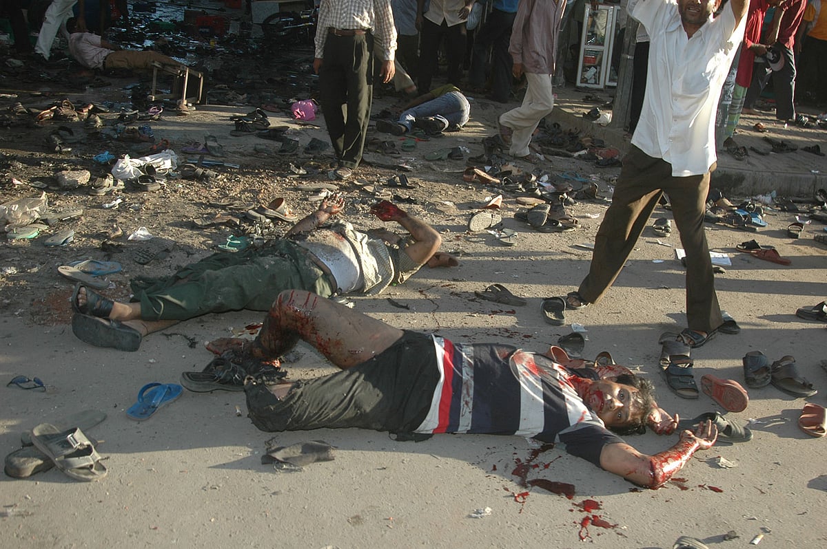 গ্রেনেড হামলায় ধ্বংসস্তূপ বঙ্গবন্ধু অ্যাভিনিউ। ছবি: জিয়া ইসলাম