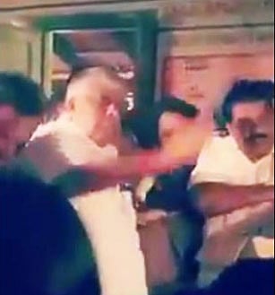 ভাইরাল হওয়া ভিডিও থেকে ছবিটি স্ক্রিনশট নেওয়া