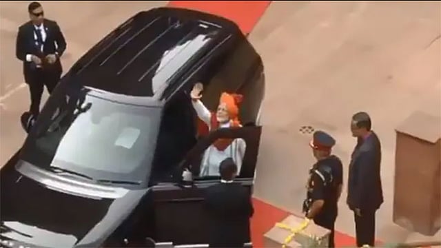 গাড়িতে চড়েই সিট বেল্ট বেঁধে নেন ভারতের প্রধানমন্ত্রী নরেন্দ্র মোদি। ছবি: টুইটারের সৌজন্যে