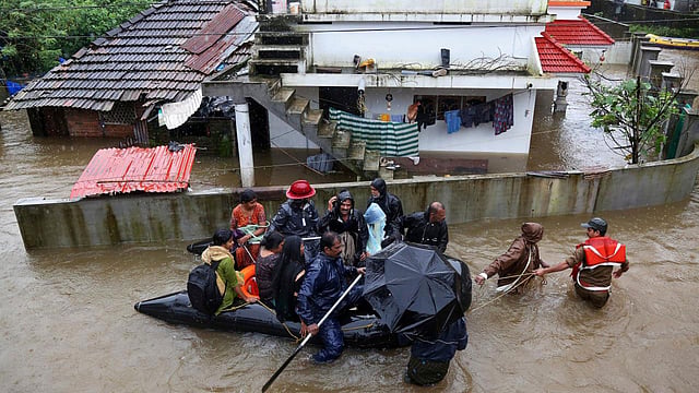 বন্যাকবলিত কেরালার ১৫ আগস্টের একটি চিত্র এটি। ছবি: রয়টার্স