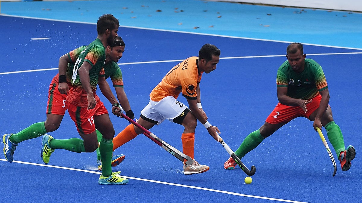 মালয়েশিয়ার আক্রমণ ঠেকাতেই ব্যস্ত ছিল বাংলাদেশ দল। ছবি: এএফপি