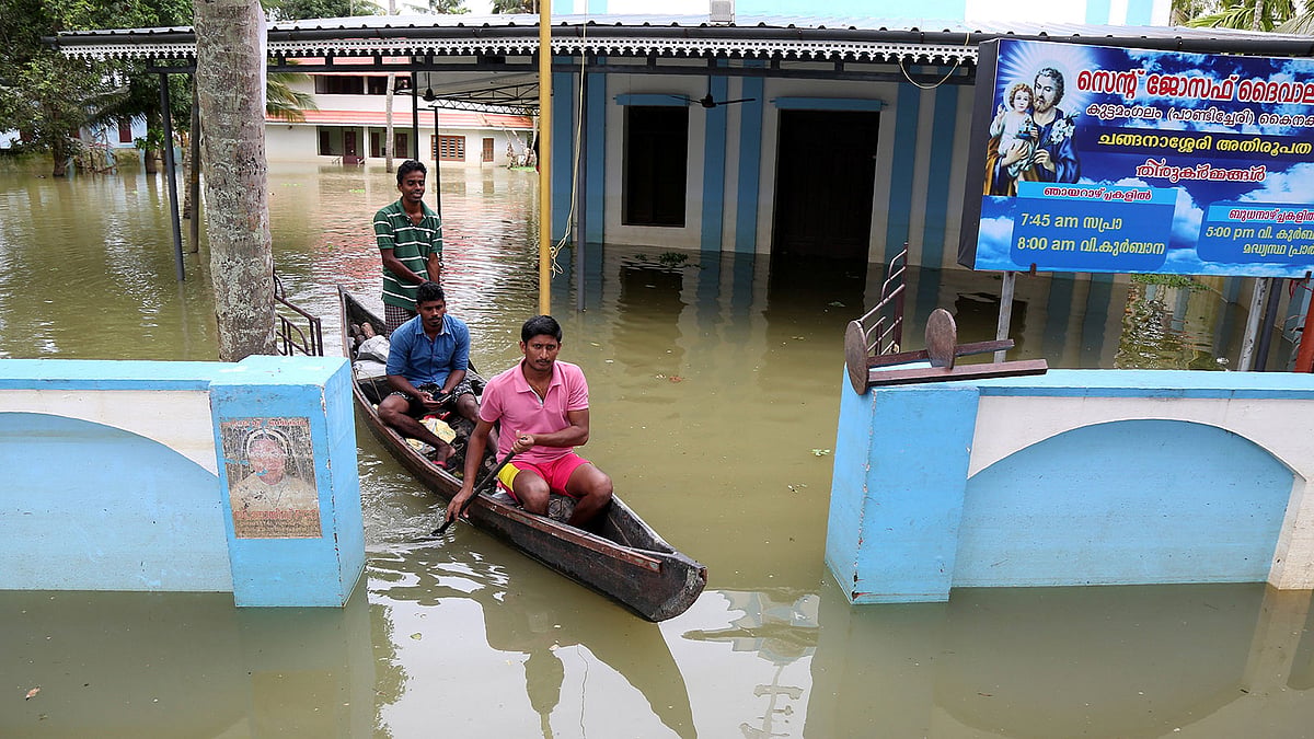 বন্যাকবলিত কেরালায় নৌকাজাতীয় বাহনই এখন চলার একমাত্র ভরসা। ভারত, ২৪ আগস্ট। ছবি: রয়টার্স