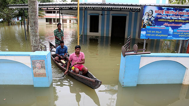 বন্যাকবলিত কেরালায় নৌকাজাতীয় বাহনই এখন চলার একমাত্র ভরসা। ভারত, ২৪ আগস্ট। ছবি: রয়টার্স