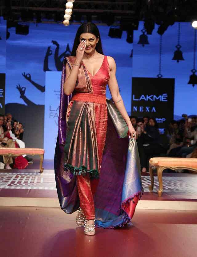 ল্যাকমে ফ্যাশন উইকে র‍্যাম্পে সুস্মিতা সেন