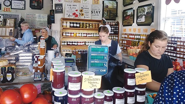 আমিশ পল্লিতে পণ্যের পসরা