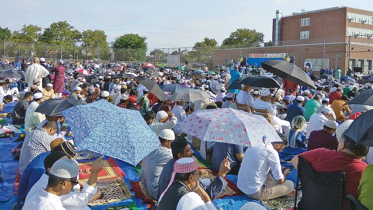 নিউইয়র্কে একটি ঈদের জামাতে মুসল্লিরা