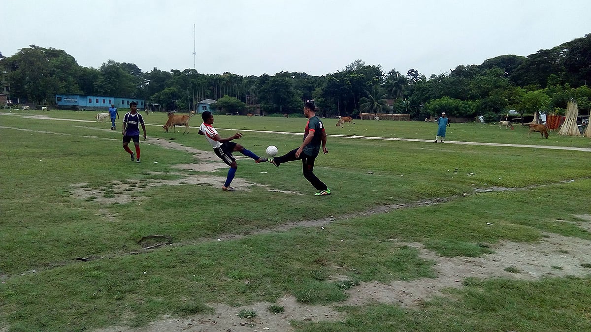 নড়াইল সরকারি ভিক্টোরিয়া কলেজ মাঠে অনুষ্ঠিত খেলায় সিনিয়র ফুটবল একাদশের নেতৃত্ব দেন মাশরাফি বিন মর্তুজা। ছবি: প্রথম আলো