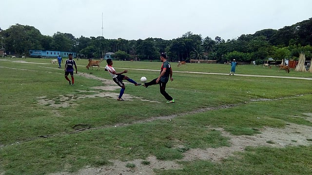 নড়াইল সরকারি ভিক্টোরিয়া কলেজ মাঠে অনুষ্ঠিত খেলায় সিনিয়র ফুটবল একাদশের নেতৃত্ব দেন মাশরাফি বিন মর্তুজা। ছবি: প্রথম আলো