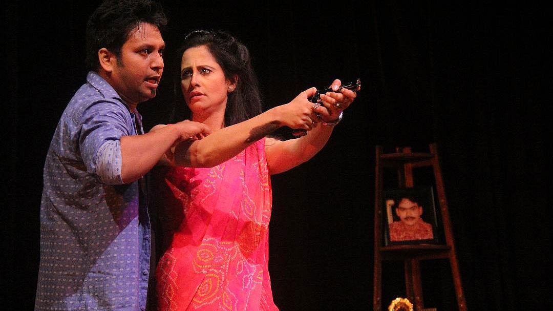 ‘জবর আজব ভালোবাসা’ নাটকের দৃশ্যে রামিজ রাজু ও সঙ্গীতা চৌধুরী
