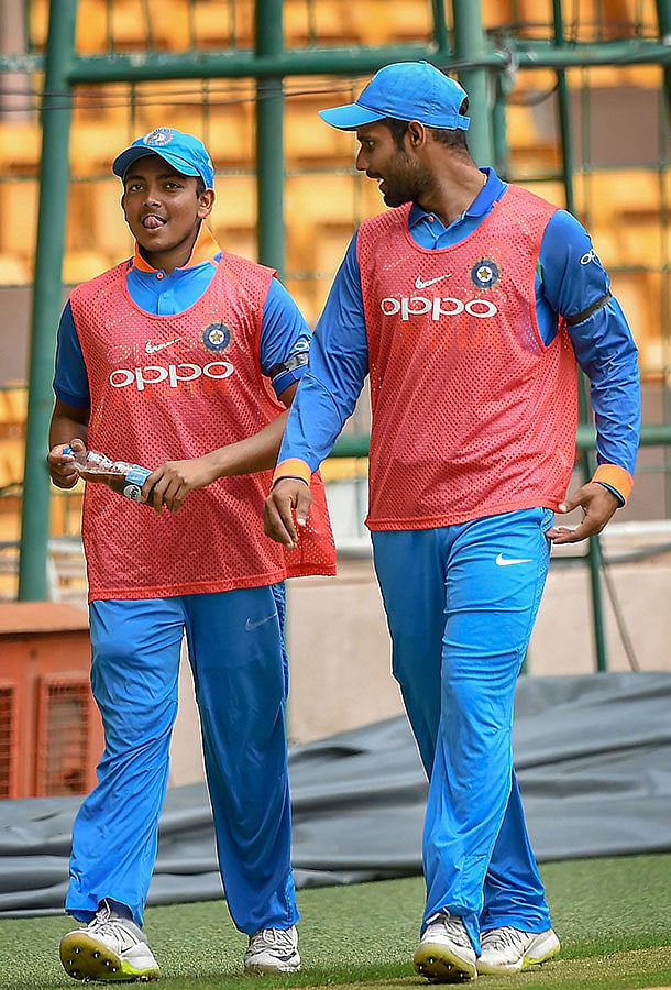 হঠাৎ জাতীয় দলে ডাক পেয়ে অনেককেই চমকে দিয়েছেন পৃথিবী (বাঁয়ে) ও হনুমা। ছবি: পিটিআই