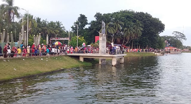 ঈদের ছুটিতে শকুনি লেকে দর্শনার্থীর ভিড়। ছবি: প্রথম আলো