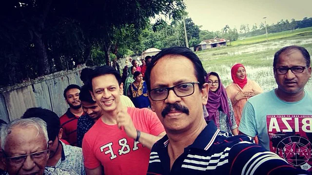পরিবারে অন্যদের সেলফিতে নোবেল, ছবি: ফেসবুক থেকে নেওয়া