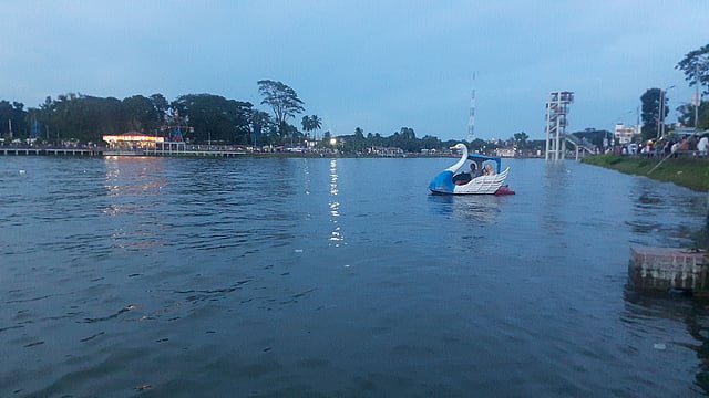 শকুনি লেকে নামানো হয়েছে প্যাডেল বোট। ছবি: প্রথম আলো