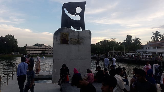 শকুনি লেকে বঙ্গবন্ধু শেখ মুজিবুর রহমানের ম্যুরাল। ছবি: প্রথম আলো